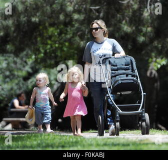 Kristen Bell nimmt einen Spaziergang durch den Griffith Park in Los Angeles mit ihren Töchtern Lincoln und Delta. Die Familie gingen durch den Park vor der Überschrift auf dem Trail Cafe zum Frühstück Featuring: Kristen Bell, Delta Glocke, Lincoln Bell wo: Los Angeles, California, Vereinigte Staaten von Amerika bei: 16. Juni 2015 Stockfoto