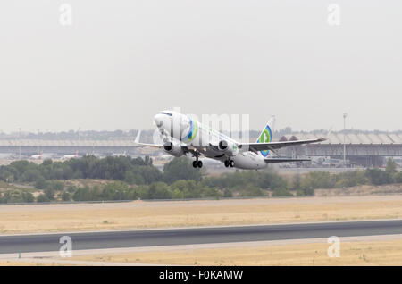 Flugzeug-Boeing 737 - 86J - des - Transavia France-Airline, ist vom Flughafen Madrid-Barajas - Adolfo Suarez - ausziehen. Stockfoto