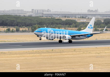 Flugzeug - Boeing 737-8K 2-- KLM-Airline, ist vom Flughafen Madrid-Barajas - Adolfo Suarez - ausziehen. Stockfoto