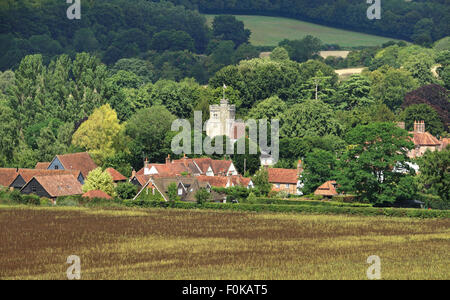 Eine englische Landschaft im ländlichen Raum in den Chiltern Hills mit Dorf von Little Missenden in der Ferne Stockfoto