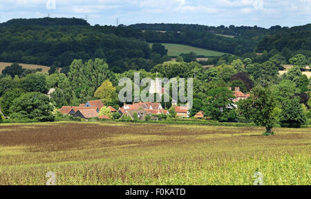 Eine englische Landschaft im ländlichen Raum in den Chiltern Hills mit Dorf von Little Missenden in der Ferne Stockfoto