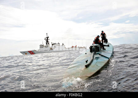 Ein US-Küstenwache boarding Team aus der USCG Cutter Stratton untersucht ein Self-propelled semi-submersible u-Boot mit 6 Tonnen Kokain verboten in internationalen Gewässern 19. Juli 2015 aus die Küste Zentralamerikas. Stockfoto