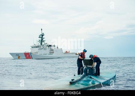 Ein US-Küstenwache boarding Team aus der USCG Cutter Stratton untersucht ein Self-propelled semi-submersible u-Boot mit 6 Tonnen Kokain verboten in internationalen Gewässern 19. Juli 2015 aus die Küste Zentralamerikas. Stockfoto