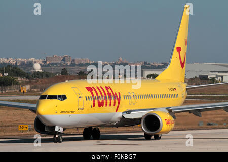 TUIfly Boeing 737-800 Passenger Jet plane für die Abfahrt aus Malta Rollens Stockfoto