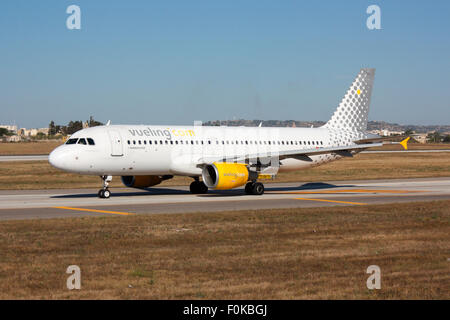 Airbus A320 Flugzeug der Spanischen Billigfluglinie Vueling, Rollen auf Rollbahn für die Abfahrt aus Malta. Budget der Flugverkehr in Europa. Stockfoto