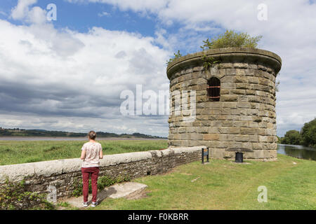 Dieser Turm ist alles, was der Severn-Eisenbahnbrücke, wo er die Schärfe-Kanal, Gloucestershire, England, UK kreuzte Stockfoto