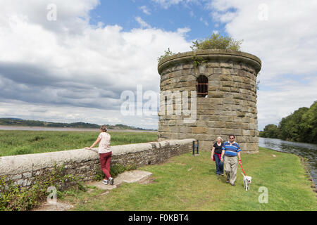 Dieser Turm ist alles, was der Severn-Eisenbahnbrücke, wo er die Schärfe-Kanal, Gloucestershire, England, UK kreuzte Stockfoto