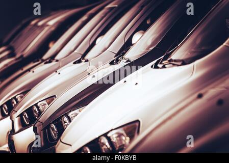 Neue Autos zum Verkauf in einer Zeile Closeup Foto. Auto Händler viel. Stockfoto