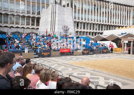 London, UK. 16. August 2015. Live-Show Aktion Gladiator in der Guildhall-Werft. Professionelle Gladiatoren Kämpfe in Guildhall Hof, die Website von Londons einzige römische Amphitheater. Die Rekonstruktionen von den Gladiatoren-Stil spielen einmal in alten Londinium fand vor einem Kaiser und fröhliche Menschenmenge, die entscheiden, welche Krieger erhalten zu Fuß frei basierend auf ihren Leistungen. Bildnachweis: Nathaniel Noir/Alamy Live-Nachrichten Stockfoto