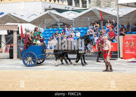 London, UK. 16. August 2015. Live-Show Aktion Gladiator in der Guildhall-Werft. Professionelle Gladiatoren Kämpfe in Guildhall Hof, die Website von Londons einzige römische Amphitheater. Die Rekonstruktionen von den Gladiatoren-Stil spielen einmal in alten Londinium fand vor einem Kaiser und fröhliche Menschenmenge, die entscheiden, welche Krieger erhalten zu Fuß frei basierend auf ihren Leistungen. Bildnachweis: Nathaniel Noir/Alamy Live-Nachrichten Stockfoto