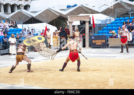 London, UK. 16. August 2015. Live-Show Aktion Gladiator in der Guildhall-Werft. Professionelle Gladiatoren Kämpfe in Guildhall Hof, die Website von Londons einzige römische Amphitheater. Die Rekonstruktionen von den Gladiatoren-Stil spielen einmal in alten Londinium fand vor einem Kaiser und fröhliche Menschenmenge, die entscheiden, welche Krieger erhalten zu Fuß frei basierend auf ihren Leistungen. Bildnachweis: Nathaniel Noir/Alamy Live-Nachrichten Stockfoto