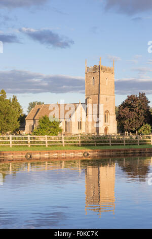 Abendlicht am St. Mary wider die Kirche der Gottesmutter in der Schärfe-Kanal, Frampton auf Severn, Gloucestershire, England, UK Stockfoto