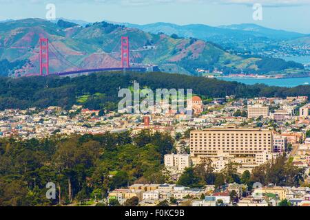 San Francisco Stadtbild mit Golden Gate Bridge entfernt. San Francisco, California, Vereinigte Staaten von Amerika. Stockfoto