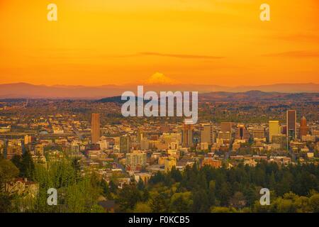 Malerischen Sonnenuntergang in Portland, Oregon mit Mount Hood auf einen Horizont. Portland Cityscape, Vereinigte Staaten von Amerika. Stockfoto