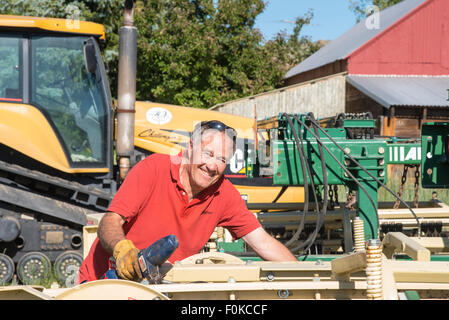 Landwirtschaft, Landwirt Jim Rice Woking auf Landmaschinen, Reis Farmen Camas Prairie-Fairfield, Idaho, USA Stockfoto
