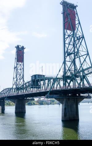 Hawthorne Bridge, 1910 erbaut. Die älteste operative Vertikallift Brücke in den Vereinigten Staaten. Portland, Oregon. Stockfoto