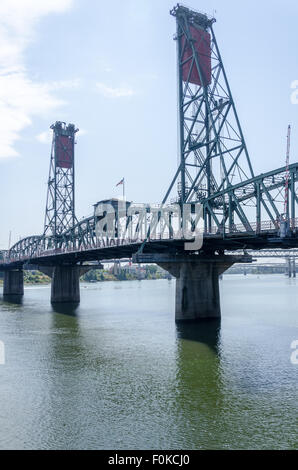 Hawthorne Bridge, 1910 erbaut. Die älteste operative Vertikallift Brücke in den Vereinigten Staaten. Portland, Oregon. Stockfoto