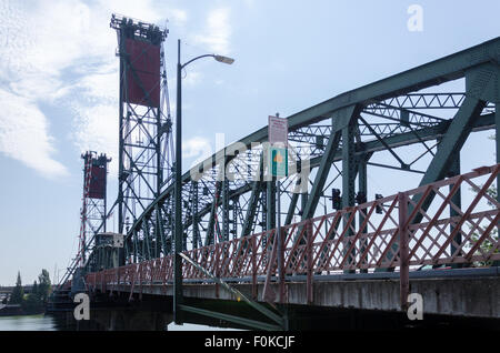 Hawthorne Bridge, 1910 erbaut. Die älteste operative Vertikallift Brücke in den Vereinigten Staaten. Portland, Oregon. Stockfoto