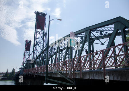 Hawthorne Bridge, 1910 erbaut. Die älteste operative Vertikallift Brücke in den Vereinigten Staaten. Portland, Oregon. Stockfoto