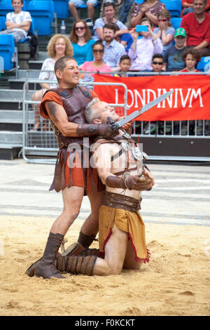 London, UK. 16. August 2015. Live-Show Aktion Gladiator in der Guildhall-Werft. Professionelle Gladiatoren Kämpfe in Guildhall Hof, die Website von Londons einzige römische Amphitheater. Die Rekonstruktionen von den Gladiatoren-Stil spielen einmal in alten Londinium fand vor einem Kaiser und fröhliche Menschenmenge, die entscheiden, welche Krieger erhalten zu Fuß frei basierend auf ihren Leistungen. Bildnachweis: Nathaniel Noir/Alamy Live-Nachrichten Stockfoto