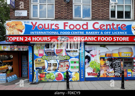 Außenansicht des verkaufen INTERNATIONAL FOOD CENTRE und 24 Stunde Bio-Lebensmittel lagern in Pitfields Hoxton, East London UK KATHY DEWITT Stockfoto