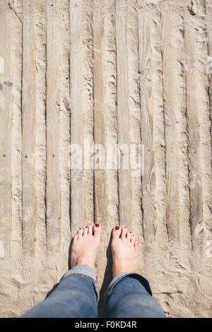 Deutschland, Mecklenburg-Vorpommern, Warnemünde, Frau am Strand Stockfoto