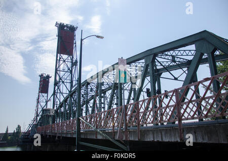 Hawthorne Bridge, 1910 erbaut. Die älteste operative Vertikallift Brücke in den Vereinigten Staaten. Portland, Oregon. Stockfoto