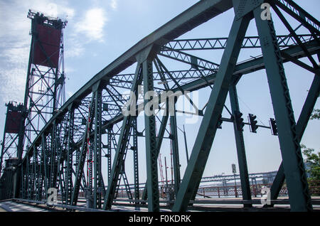 Hawthorne Bridge, 1910 erbaut. Die älteste operative Vertikallift Brücke in den Vereinigten Staaten. Portland, Oregon. Stockfoto