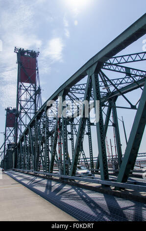 Hawthorne Bridge, 1910 erbaut. Die älteste operative Vertikallift Brücke in den Vereinigten Staaten. Portland, Oregon. Stockfoto