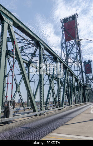 Hawthorne Bridge, 1910 erbaut. Die älteste operative Vertikallift Brücke in den Vereinigten Staaten. Portland, Oregon. Stockfoto