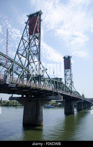 Hawthorne Bridge, 1910 erbaut. Die älteste operative Vertikallift Brücke in den Vereinigten Staaten. Portland, Oregon. Stockfoto