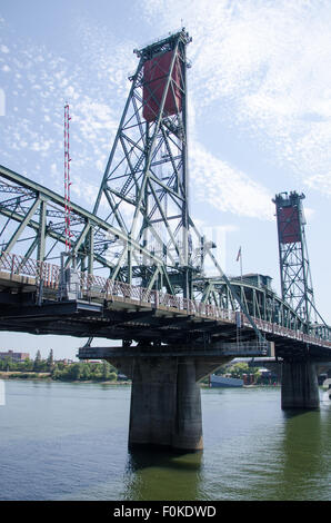 Hawthorne Bridge, 1910 erbaut. Die älteste operative Vertikallift Brücke in den Vereinigten Staaten. Portland, Oregon. Stockfoto