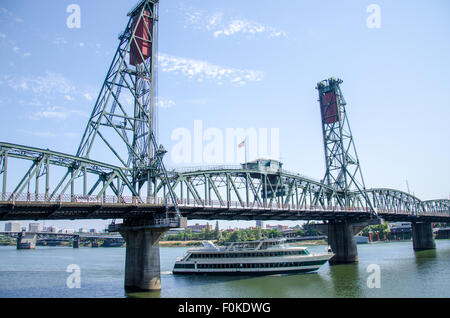 Hawthorne Bridge, 1910 erbaut. Die älteste operative Vertikallift Brücke in den Vereinigten Staaten. Portland, Oregon. Stockfoto