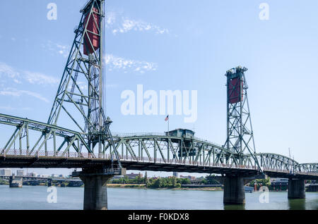 Hawthorne Bridge, 1910 erbaut. Die älteste operative Vertikallift Brücke in den Vereinigten Staaten. Portland, Oregon. Stockfoto