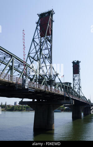 Hawthorne Bridge, 1910 erbaut. Die älteste operative Vertikallift Brücke in den Vereinigten Staaten. Portland, Oregon. Stockfoto