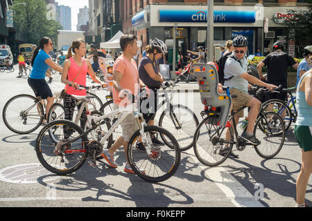 Fahrräder und Fußgänger gehen auf die Straße auf Samstag, 15. August 2015, 2012 für den 8. jährlichen New York Summer Streets-Event. 6,9 Meilen von Manhattan Straßen wurden des Verkehrs von 07:00 bis 13:00, erstreckt sich von der Brooklyn Bridge nach East 72nd Street und Tausende von Menschen kamen um zu Fuß, Fahrrad und beteiligen sich an den Aktivitäten, die an den Raststätten entlang des Weges aufgestellt wurden. (© Richard B. Levine) Stockfoto