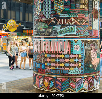 Detail der "FAILE: wollen Sie" auf dem Times Square in New York am Montag, 17. August 2015. Die Installation, die asiatischen Gebetsmühlen mit Designs inspiriert von Times Square Geschichte reimagines ist durch die Künstler Zusammenarbeit FAILE, Patrick McNeil und Patrick Miller. Die Skulptur im öffentlichen Raum werden auf dem Display bis zum 1. September und läuft gleichzeitig mit FAILE Ausstellung im Brooklyn Museum. (© Richard B. Levine) Stockfoto