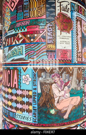 Detail der "FAILE: wollen Sie" bei seinem Debüt auf dem Times Square in New York am Montag, 17. August 2015. Die Installation, die asiatischen Gebetsmühlen mit Designs inspiriert von Times Square Geschichte reimagines ist durch die Künstler Zusammenarbeit FAILE, Patrick McNeil und Patrick Miller. Die Skulptur im öffentlichen Raum werden auf dem Display bis zum 1. September und läuft gleichzeitig mit FAILE Ausstellung im Brooklyn Museum. (© Richard B. Levine) Stockfoto