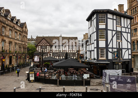 Sinclairs Austernbar und alte Wellington Inn in einem heillosen Durcheinander Platz Manchester England UK Stockfoto