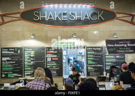 Massen von sabbern Burger-Liebhaber am Shake Shack im Grand Central Terminal in New York auf Mittwoch, 12. August 2015. Das fast-casual lokal berichtete kürzlich einen 13 % Sprung in same-Store-Umsatz. Die Ketten-Aktie ist seit ihrer Januar-IPO 250 % gestiegen. (© Richard B. Levine) Stockfoto