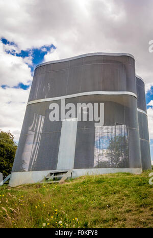Installation am Yorkshire Sculpture Park von deutschen Künstlern Wolfgang Winter und Berthold Horbelt.  Korb #7. Oxley Bank, 2004. Stockfoto