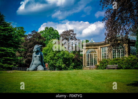 Hase-Skulptur von Sophie Ryder sitzen direkt neben die Kamelie Haus Yorkshire Sculpture Park. Stockfoto