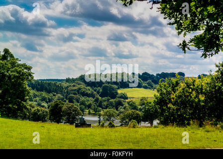 Henry Moore Bronze Statue am Yorkshire Sculpture Park: drapiert sitzende Frau 1957 / 58. Als alte Flo bekannt. Stockfoto