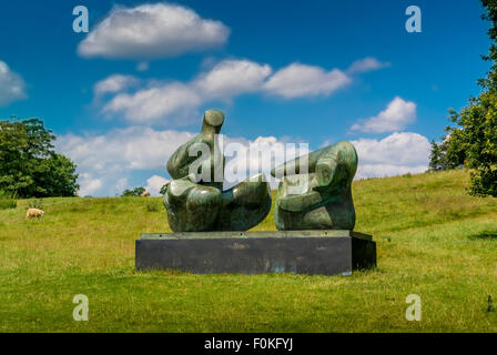 Henry Moore Bronze Statue am Yorkshire Sculpture Park: zwei Stück liegende Figur: Punkte. 1969-1970 Stockfoto