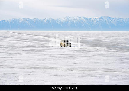 Russland, Baikalsee, Pickup-Truck fahren auf zugefrorenen See Stockfoto