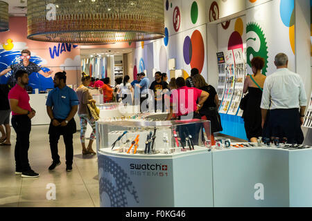 Im Swatch Store am Times Square in New York am Dienstag, 11. August 2015.  Swatch ist der weltweit größte Hersteller von Uhren und hat fast vollständige vertikale Kontrolle über seine Produktion.  (© Richard B. Levine) Stockfoto