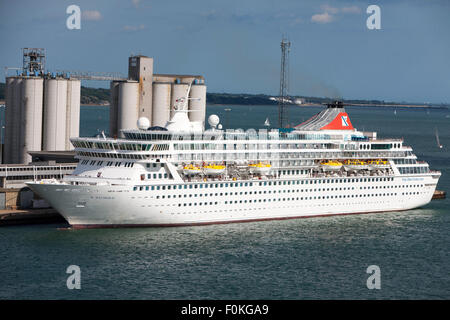 MV Balmoral Kreuzfahrtschiff im Besitz und wird betrieben von Fred Olsen Cruise Lines angedockt an der Southampton in england Stockfoto