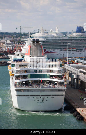 MV Balmoral Kreuzfahrtschiff im Besitz und wird betrieben von Fred Olsen Cruise Lines angedockt an der Southampton in england Stockfoto