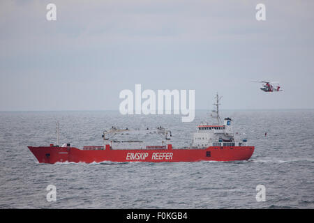 Eimskip Reefer Langfoss Reefer Schiff in der Ostsee mit Suche und Rettung Hubschrauber retten verletzte Person an Bord Stockfoto