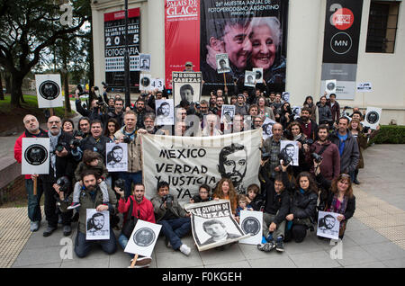 Buenos Aires, Argentinien. 17. August 2015. Argentinische Fotojournalisten halten Banner während einer Demonstration gegen die Ermordung des mexikanischen Fotojournalisten Ruben Espinosa in der 26. jährlichen argentinischen Fotojournalismus Show in der Stadt Buenos Aires, Argentinien, am 17. August 2015. Ruben Espinosa, einem bekannten mexikanischen Fotojournalist, hatten sich beschwert, verschiedenen Morddrohungen erhalten zu haben, während der Arbeit im Bundesstaat Veracruz. Er wurde tot in seiner Wohnung befindet sich im Stadtteil Narvarte, Mexiko-Stadt Mexiko am 15. Aug. gefunden. Bildnachweis: Martin Zabala/Xinhua/Alamy Live-Nachrichten Stockfoto